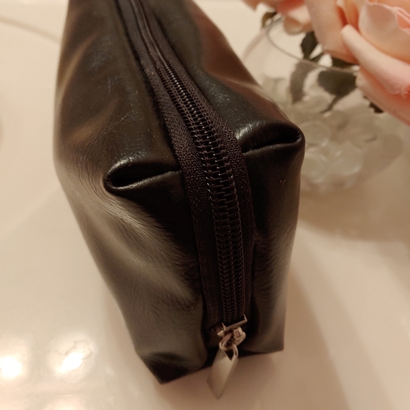 Mary Kay "Pretty Convenient" Cosmetic Bag - Picture 3 of 7